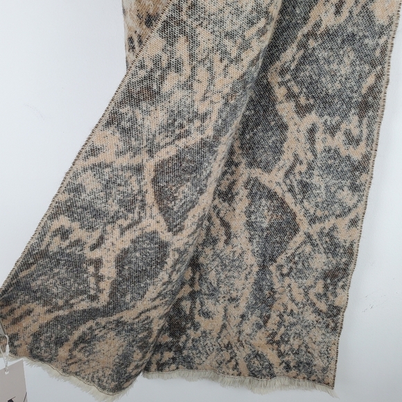 Worthington‎ Blanket Scarf Snakeprint Acrylic Raw Edge Tan Black New with tags - Picture 6 of 7
